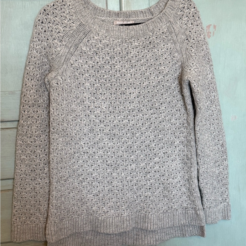 Banana Republic Textured Knit Sweater in Light Gray Made of Italian Yarn‎